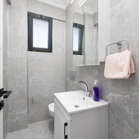 Tolga Vila *
